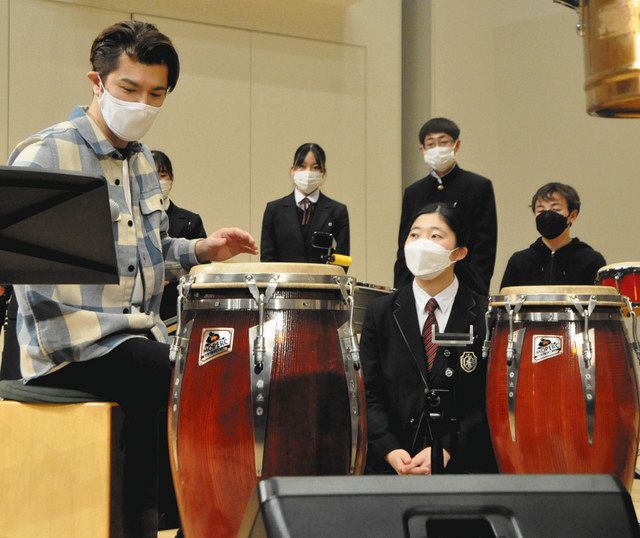 コンガなど演奏法学ぶ プロが講師 北区で中高生クリニック 中日新聞しずおかweb