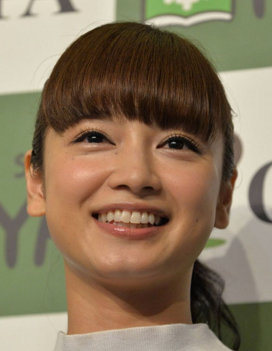 平愛梨、パパ・長友佑都「応援隊」の4兄弟を“実況” 一緒に登場で