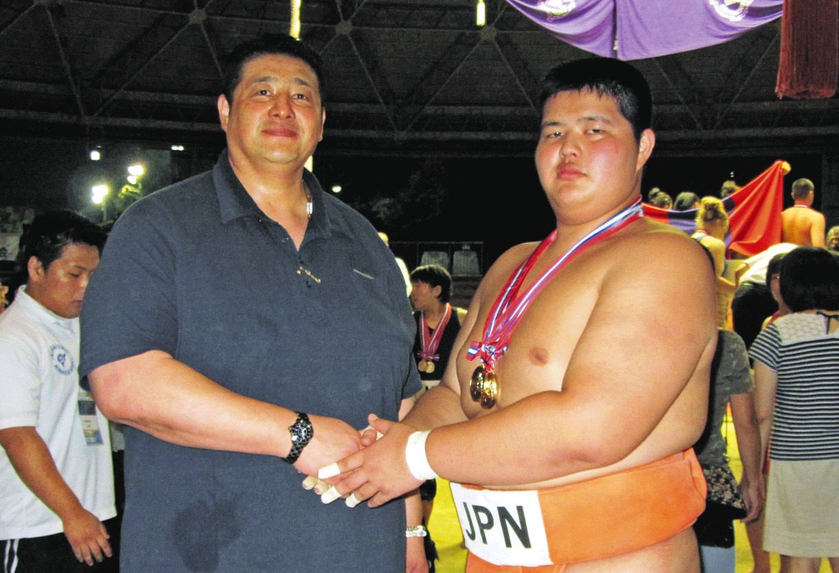 埼玉栄高３年時、世界ジュニア選手権重量級で優勝した鎌谷将且（現琴ノ若）（右）と父の佐渡ケ嶽親方