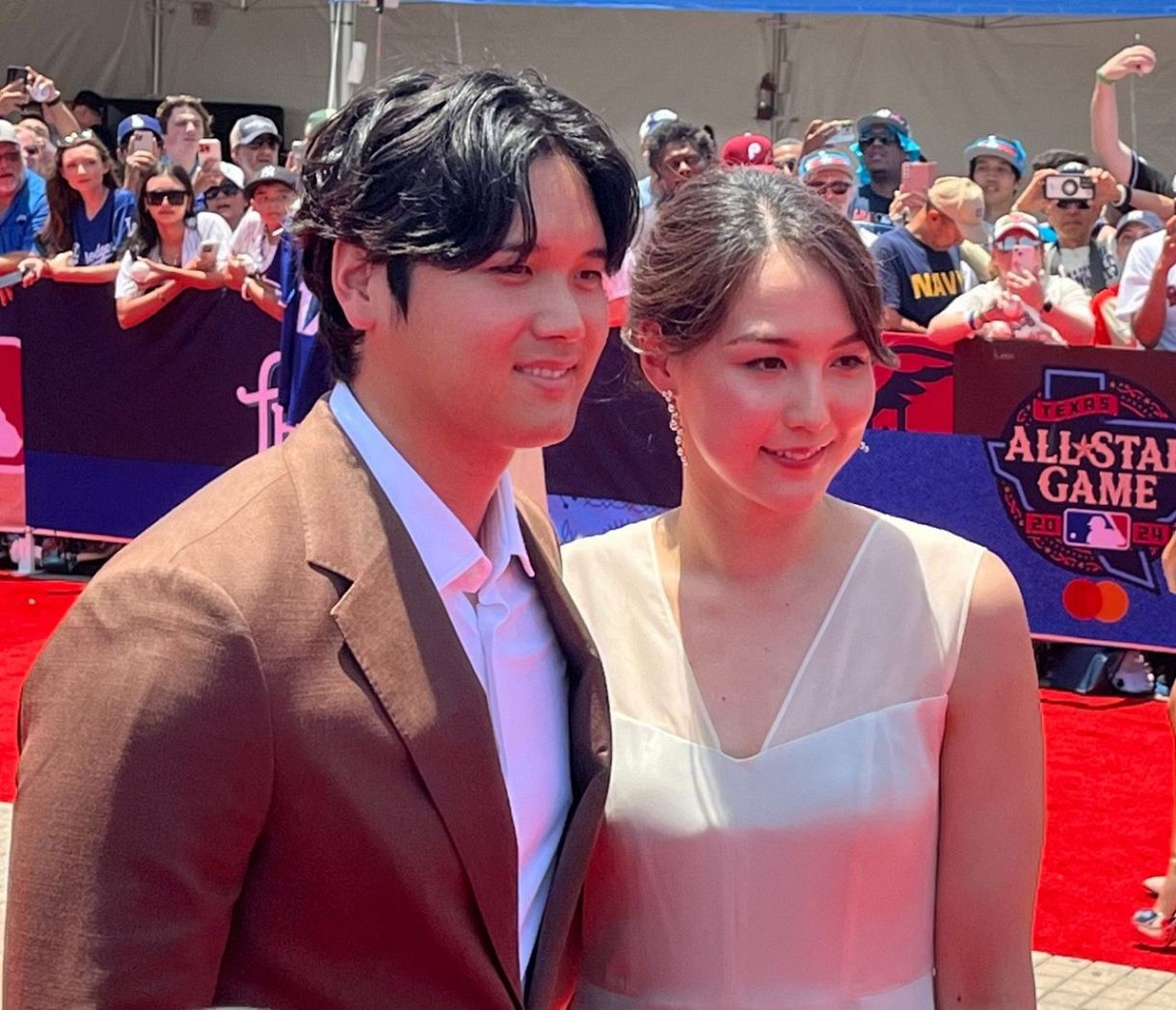 ◇大谷翔平と真美子夫人にレッドカーペット大歓声…手をつなぐ