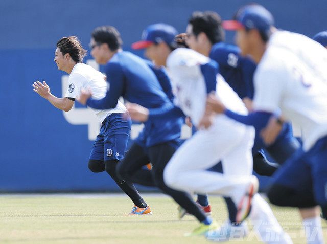 ダッシュを繰り返す高橋宏（左）ら