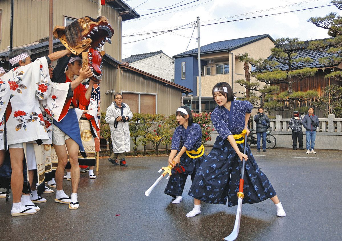 獅子舞 迫力いっぱい 白山 八ツ矢町保存会の初舞：北陸中日新聞Web