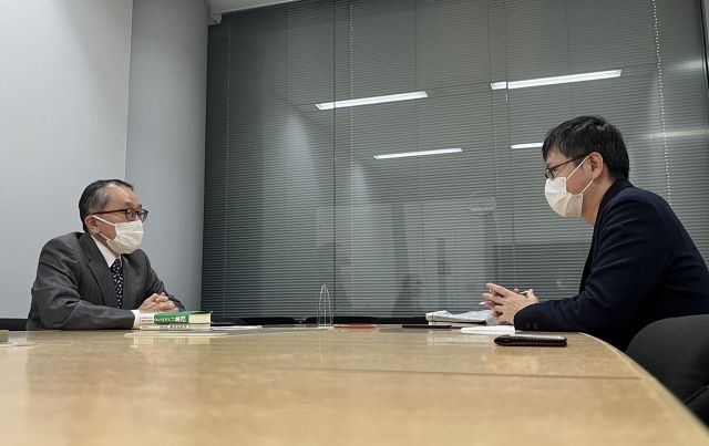 内藤さん（左）へのインタビューの様子＝東京都港区の共同通信社で