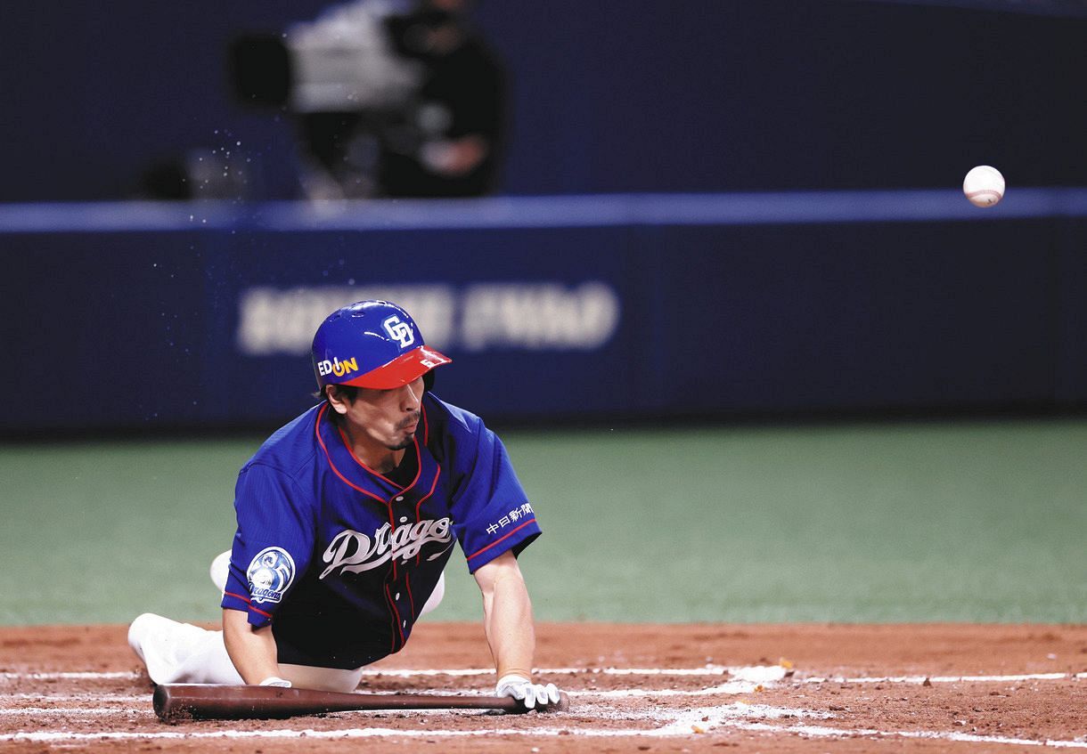 中日 阿部寿樹が飛んだ 執念の同点スクイズ決める 逆転の嫌なムード吹き飛ばす 中日スポーツ 東京中日スポーツ