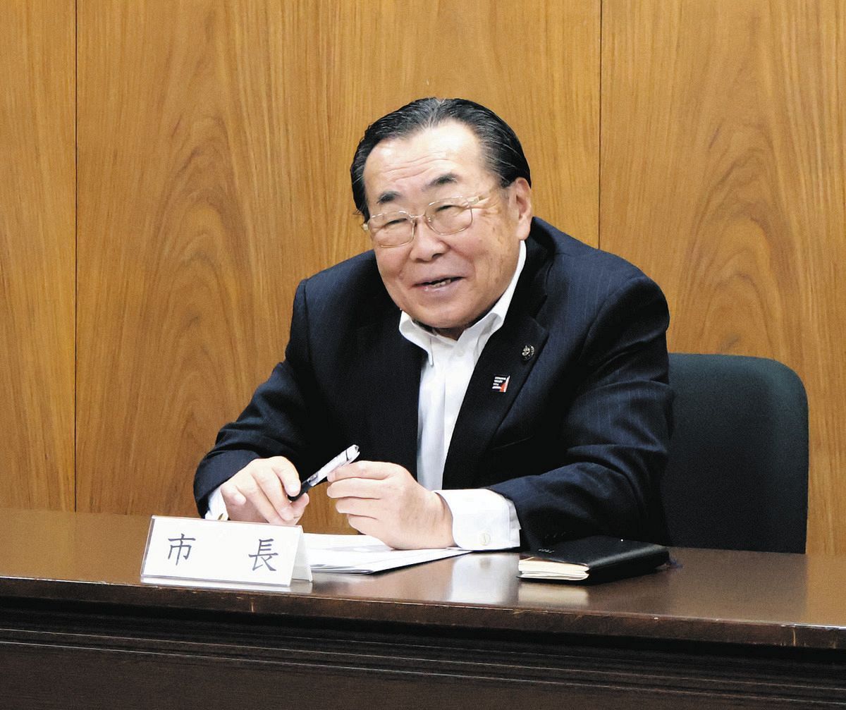 初当選からの事業や出来事を振り返る水野市長＝瑞浪市役所で