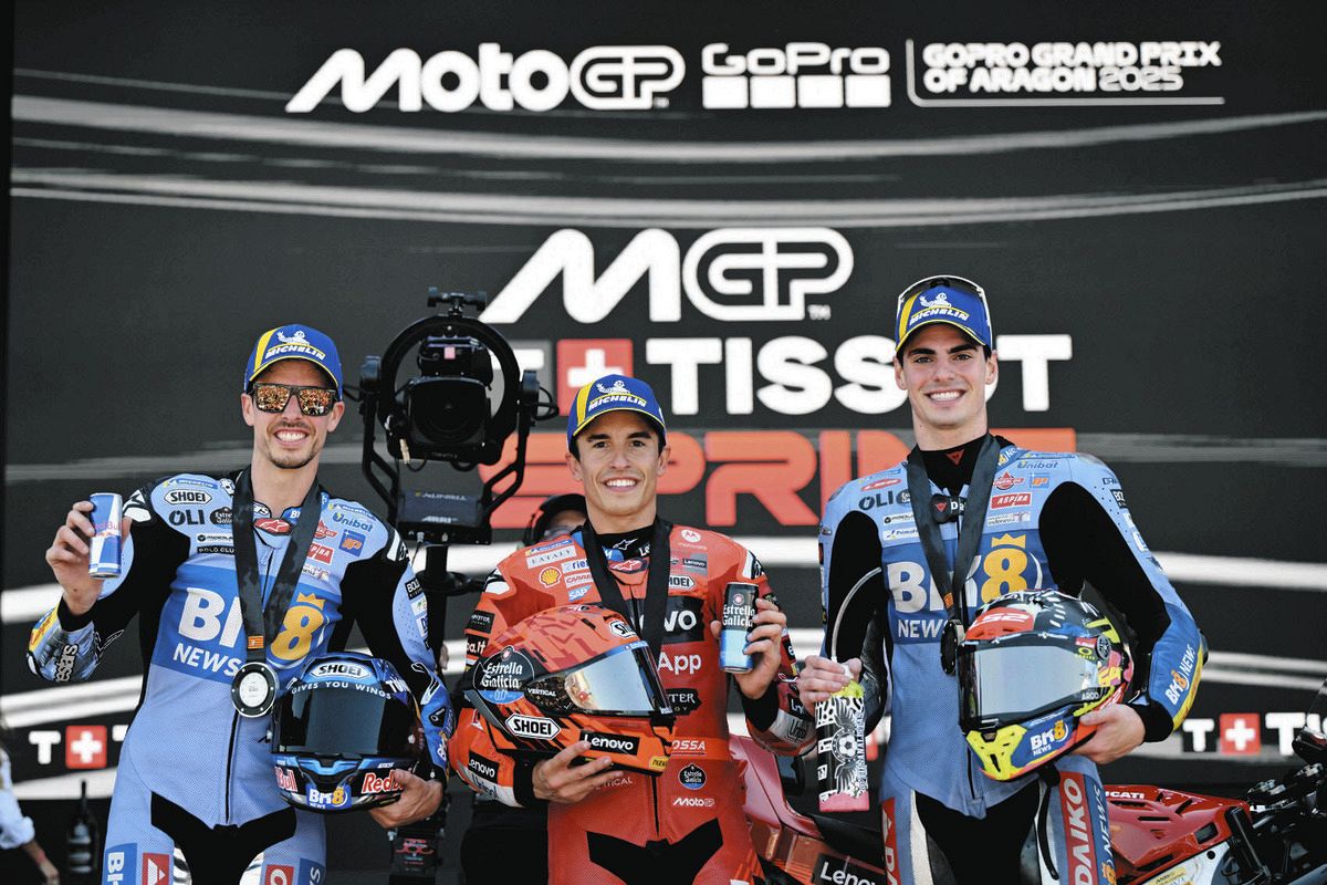 アラゴンＧＰスプリントのトップ３。（左から）２位のアレックス・マルケス、勝った兄マルク、３位のフェルミン・アルデゲル（モトＧＰ提供）