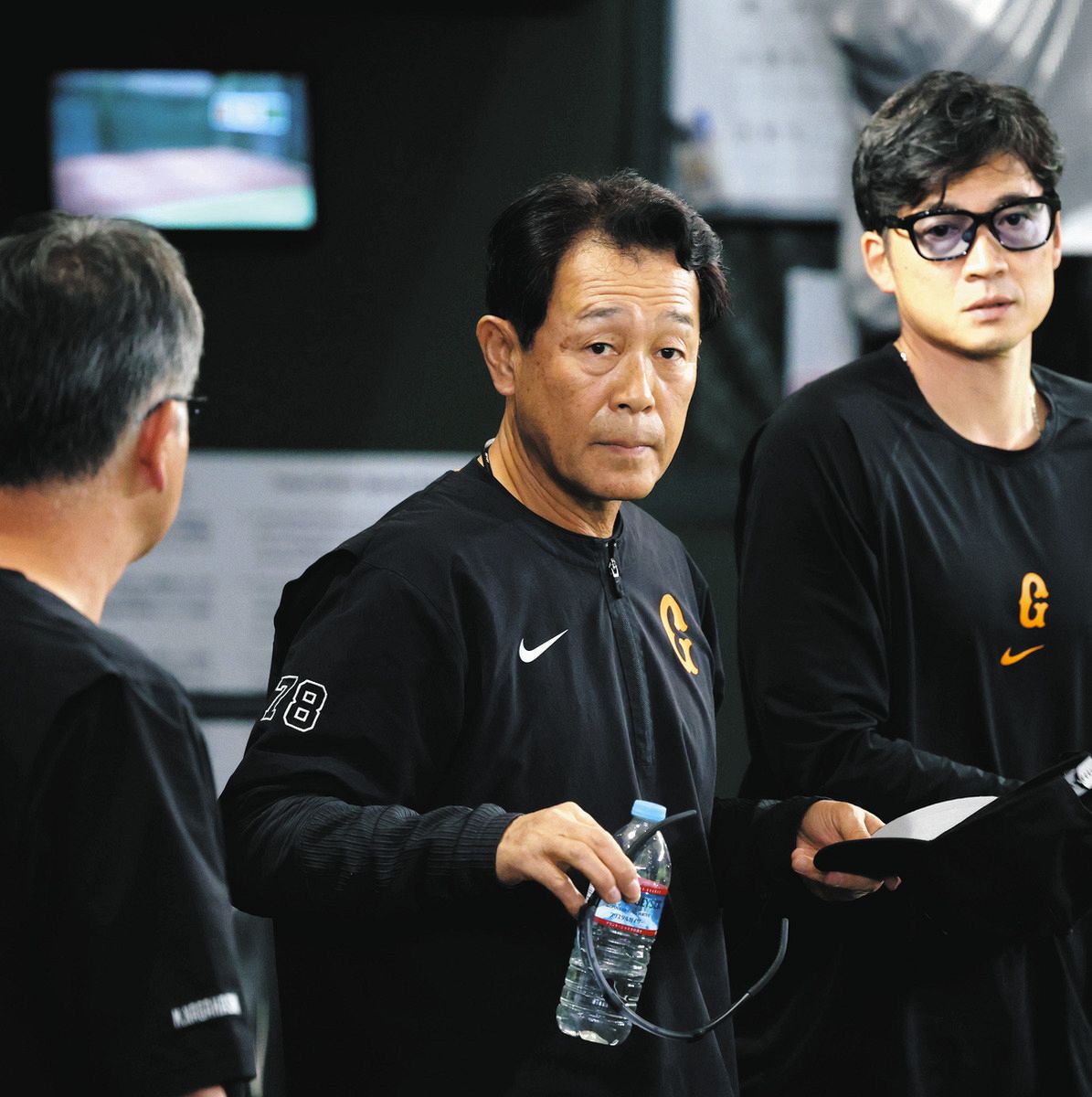 巨人・川相コーチ、打球が当たって静養…自身のノック打球のケージに