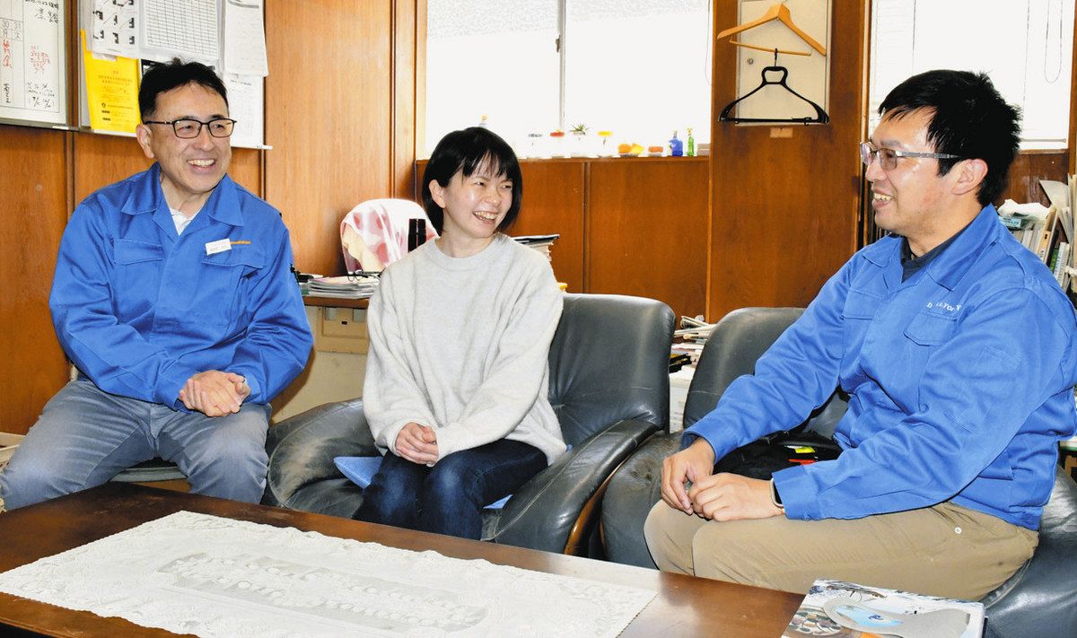 会社について談笑する（右から）楓社長、梅田さん、朝間係長＝土岐市肥田町肥田の大東亜窯業で
