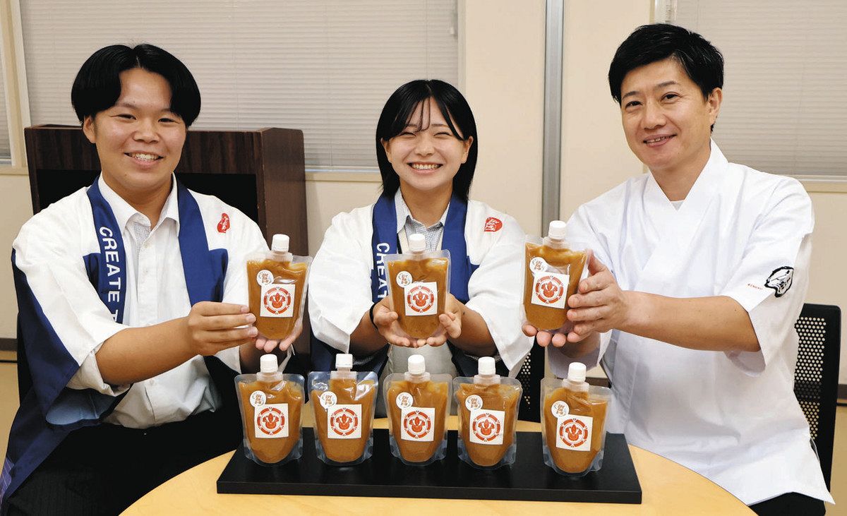 「オール米ティ」を開発した永井さん（右）と特産品チームの生徒たち＝瑞浪市役所西分庁舎で
