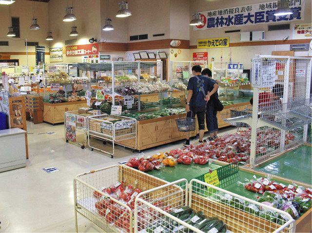 朝取り野菜を求めて開店前から列 道の駅「アルプス安曇野ほりが 朝取り野菜を求めて開店前から列 道の駅「アルプス安曇野ほりが