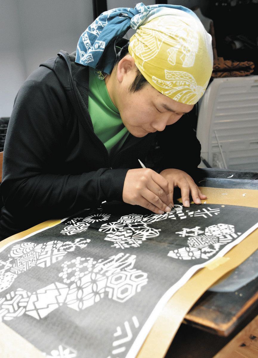 おどりの町に伊勢型紙の技 三重の木村さん、郡上で取り組む：中日新聞Web