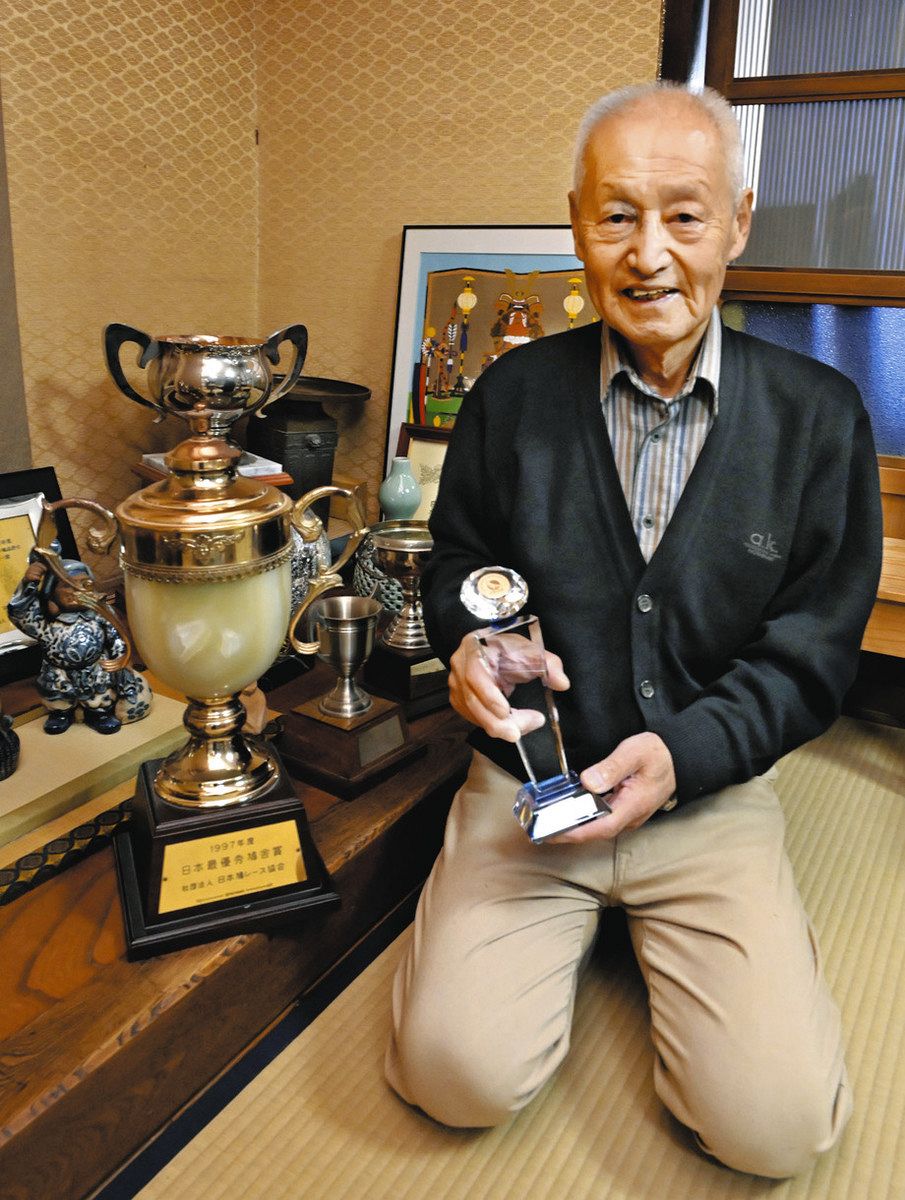 日本一2冠となる全日本ゼネラルチャンピオン賞1位のトロフィーを手にする大橋さん＝養老町高田で
