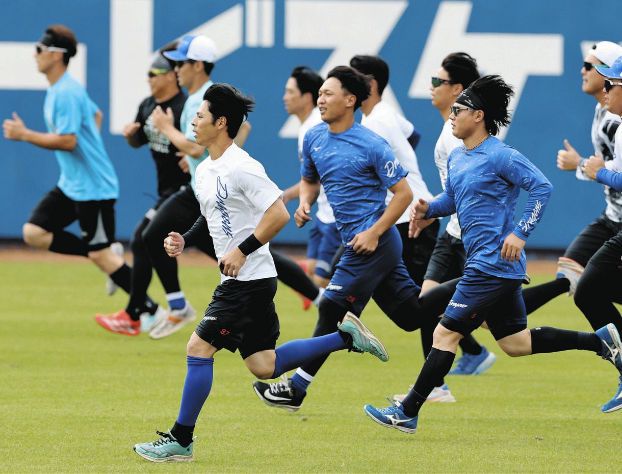 中日・井上監督、竜戦士に”根性貯金”させる！高知に続き沖縄キャンプでもハードなランメニュー「そこまでやったという自信っていうようなものは、もうひと踏ん張りという根性につながる」：中日スポーツ・東京中日スポーツ 