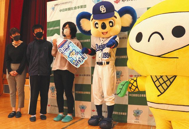 ドアラ のサイダー 中日青葉学園に贈る ポッカサッポロ 中日新聞web