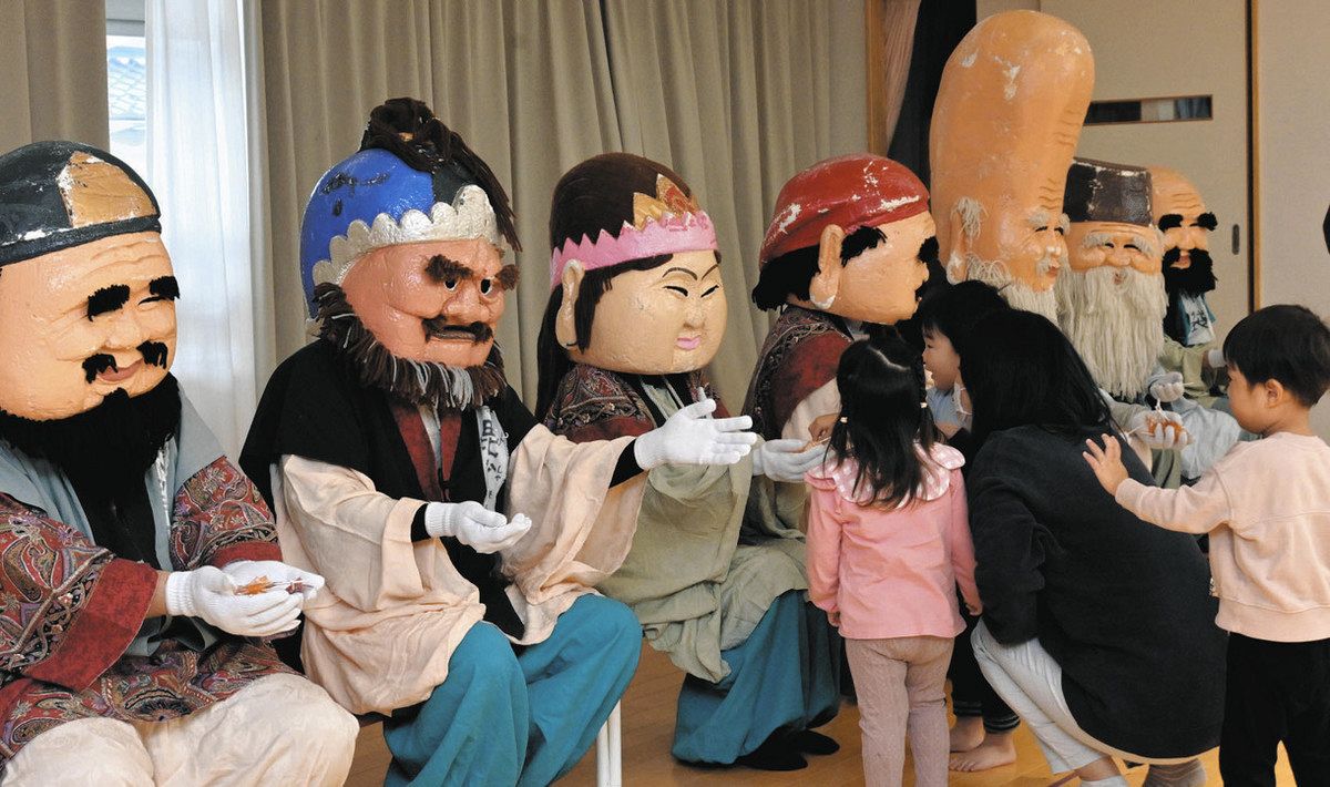 七福神「かわいい」 恵比須講 美川商工会青年部員 園児と交流：北陸中