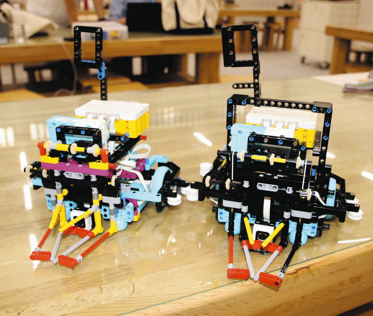 2人が設計、プログラミングしたロボット＝各務原市の岐阜かかみがはら航空宇宙博物館で

