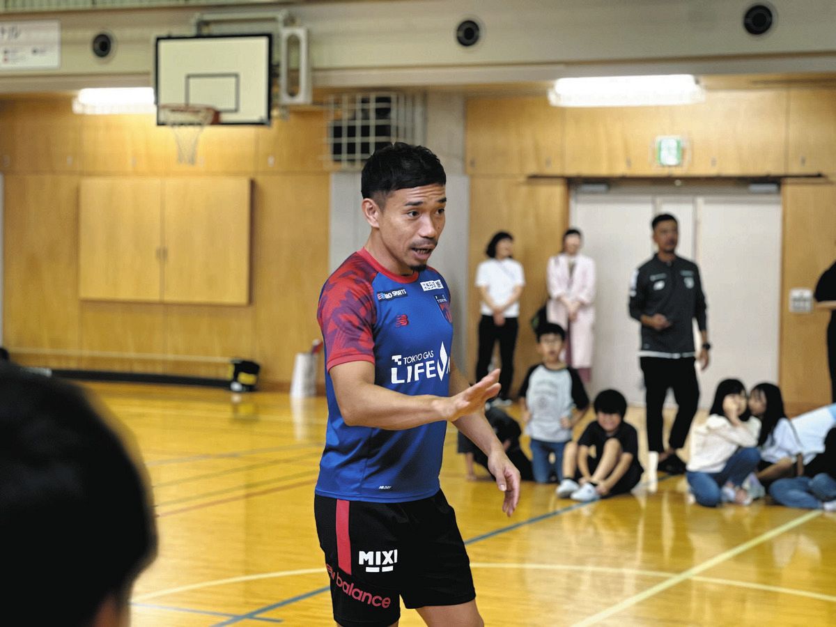 FC東京・長友佑都、小学校訪問し児童と交流「ミスや不安に思うことが