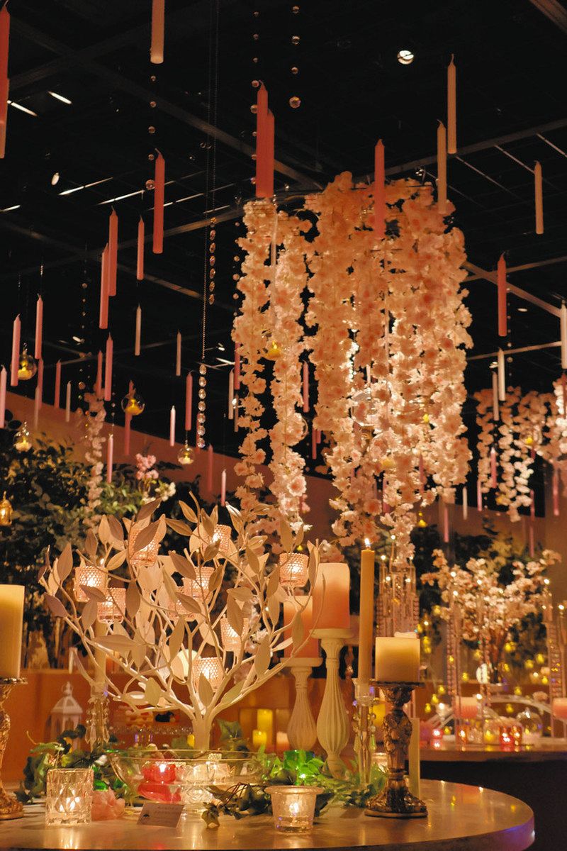 ピンク色のろうそくや造花、やさしいろうそくの明かりに包まれた灯ミュージアム＝亀山市のカメヤマローソクタウンで
