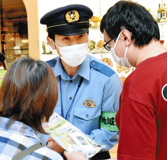 利用客に鍵かけの重要性を説明する富山西署員（中央）＝富山市婦中町下轡田のフューチャーシティーファボーレで