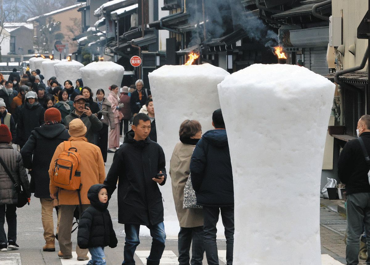 着物姿で灯火に手を合わせ 飛騨・古川「三寺まいり」：中日新聞Web