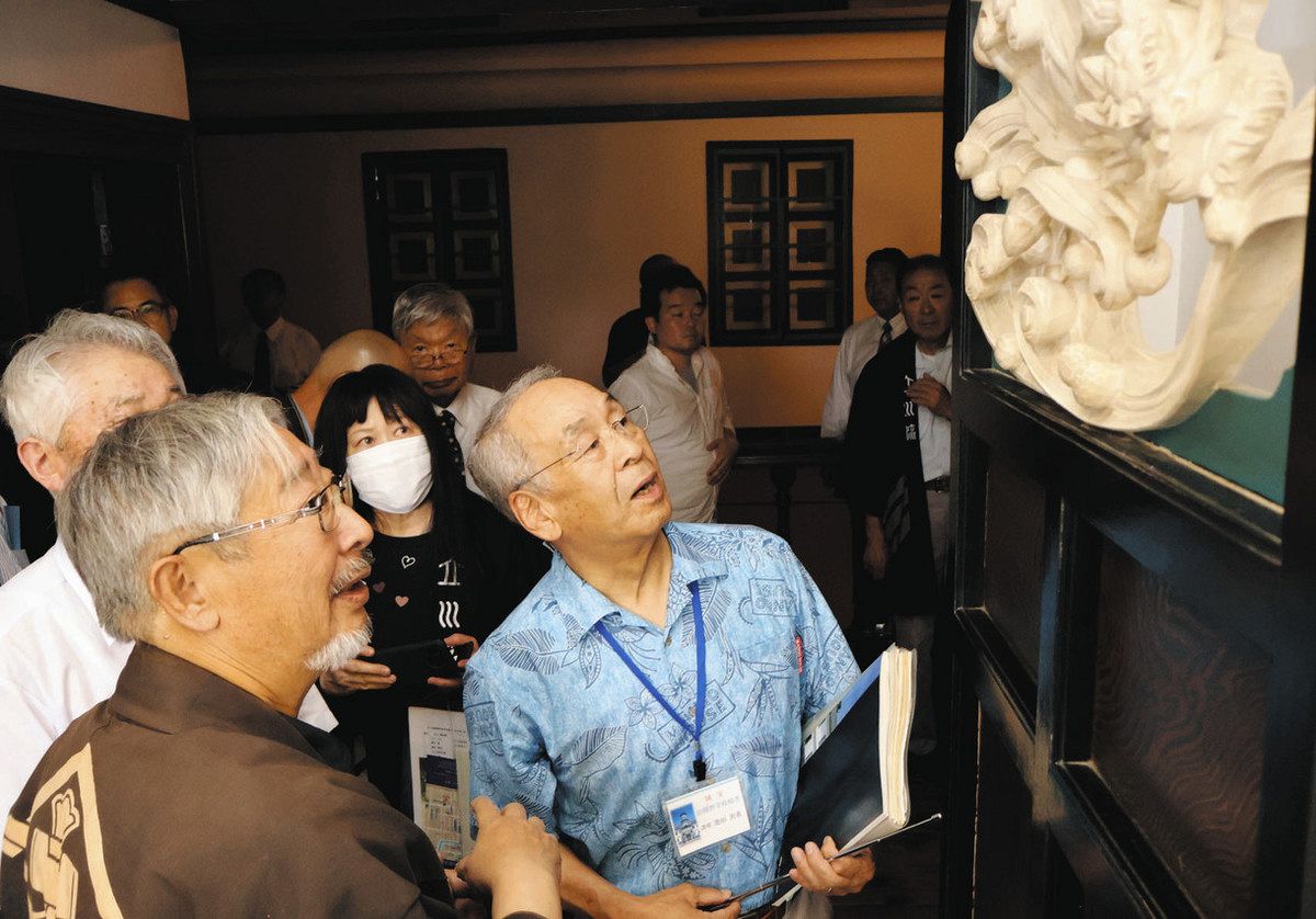 江戸時代の宮彫流派・立川流の特徴が旧開智学校にも 保存会メンバーが
