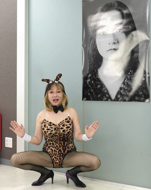 作家デビュー時の写真を前にヒョウ柄のバニーガール姿で「ヒョウだけどかわいがられたい」とアピールした岩井志麻子