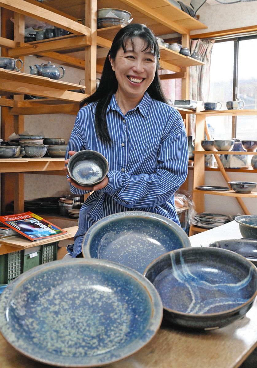 器に広がる「宇宙」を表現 「星川窯」の星川佳寿美さん、冷めぬ