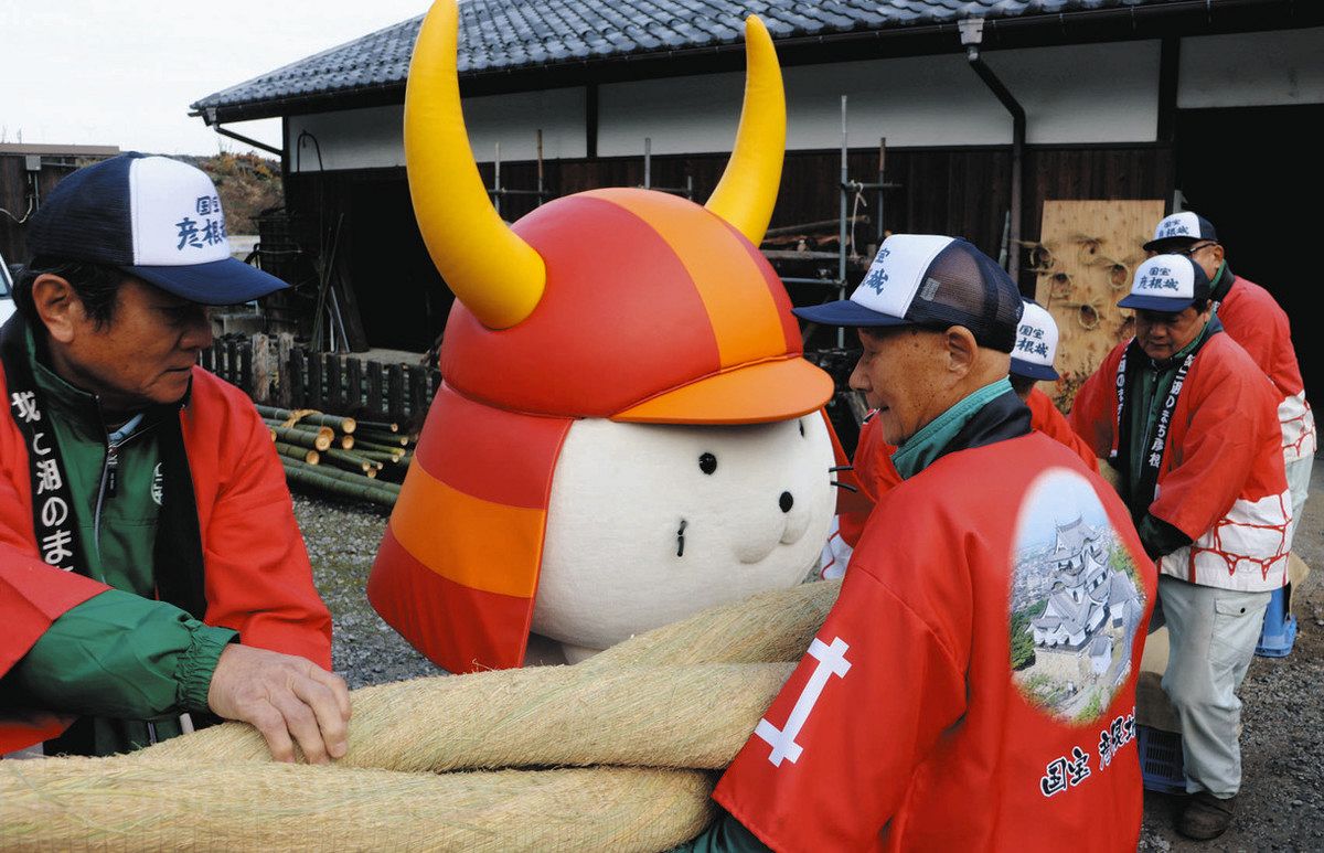 ひこにゃんもお手伝い 彦根城で力を合わせてしめ縄仕上げ：中日新聞Web