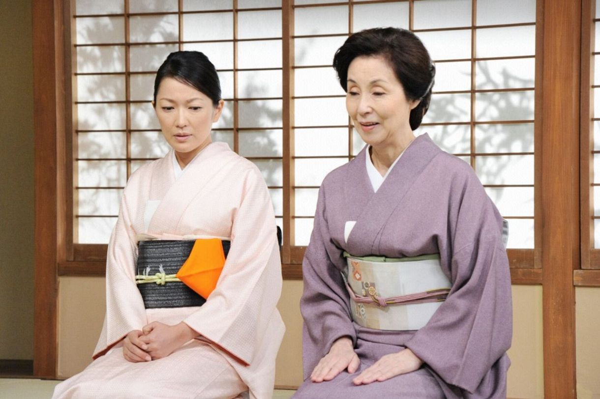 「花嫁のれん」の一コマ。羽田美智子（左）と野際陽子（東海テレビ提供）