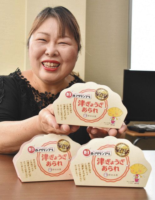 津ぎょうざあられを開発した野田社長＝津市大里睦合町の野田米菓で 