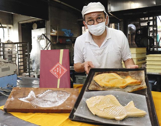 タイの形をした「和風クッキー」を紹介する長橋社長＝豊田市足助町で 