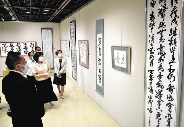 玉信会の役員、同人らの書作品２７０点余が並ぶ展示＝名古屋市中区栄４の市民ギャラリー栄で 