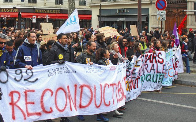 <やまぬ抗議 フランス年金デモ>(上)「週35時間制」厳しい労働密度、中高年の就労阻む壁に:中日新聞Web