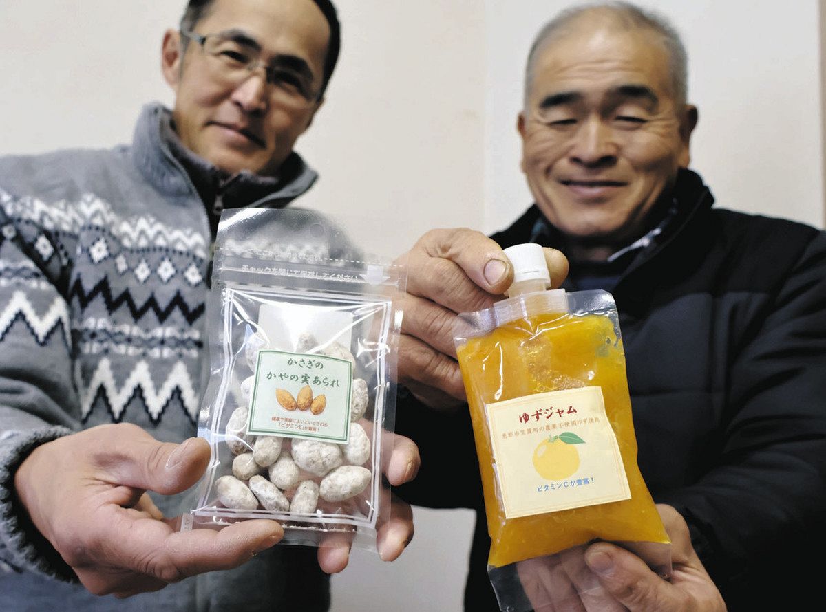 新商品のかやの実あられ（左）とゆずジャム＝恵那市笠置町で
