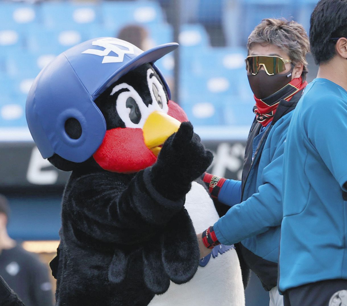 写真】つば九郎に抱きつく新庄ビッグボス：中日スポーツ・東京中日スポーツ