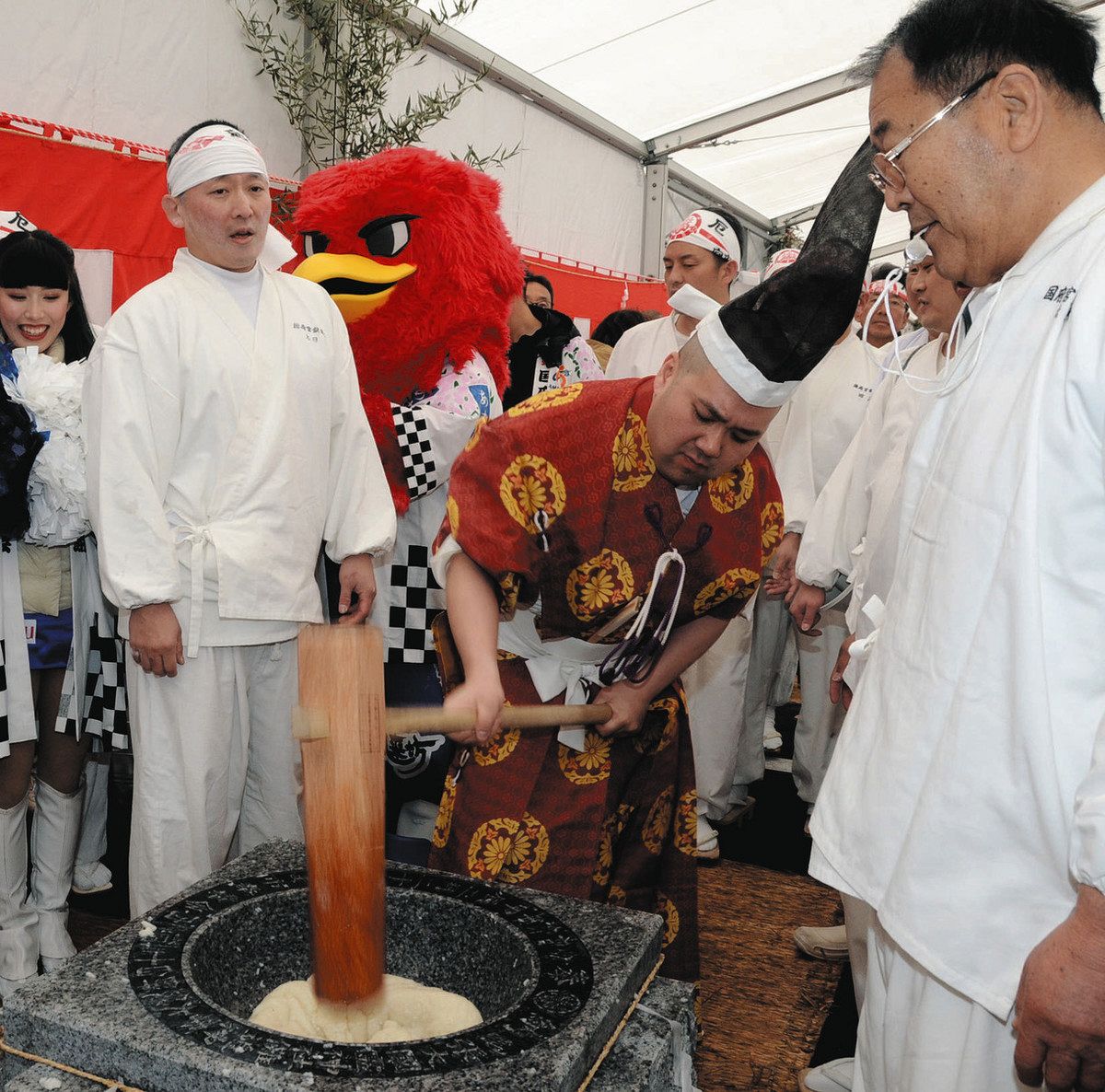 大鏡餅4トン、願い込めつきあげ 国府宮はだか祭で21日に奉納へ：中日新聞Web