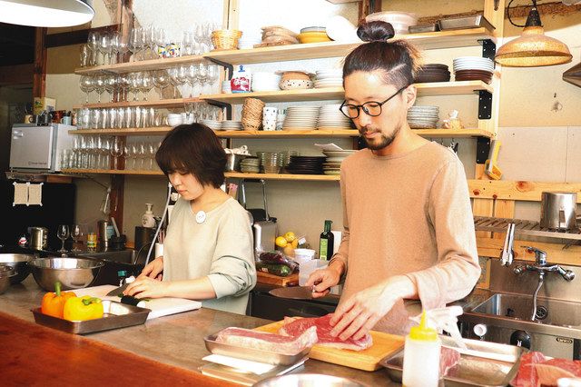 出張サービスのため食材の仕込みをする山本啓介さん（右）ら＝金沢市中央通町の「ジブンチ」で 