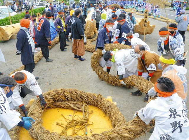 御柱　諏訪 御柱祭（式年造営御柱大祭） | 諏訪観光連盟