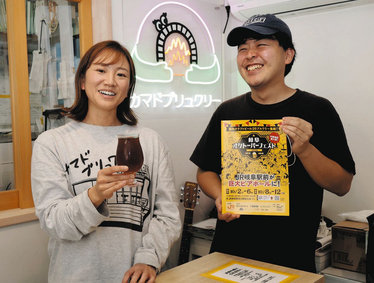 「ギフスタイル」として発売する新商品のビールをPRする東社長（左）と醸造担当の門川さん＝瑞浪市釜戸町のクラフトビール醸造所「カマドブリュワリー」で
