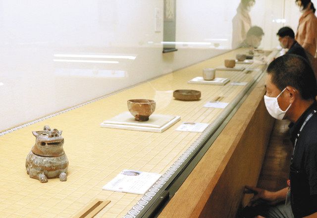 多彩な豊蔵作品が並ぶ会場＝可児市久々利柿下入会の荒川豊蔵資料館で 