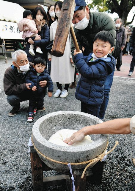 子どもらも笑顔で杵ふるう 国府宮で餅つきイベント：中日新聞Web