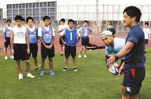 ヤマハ発動機選手ら（右側）からラグビーを教わる生徒たち＝御前崎市の浜岡総合運動場で
