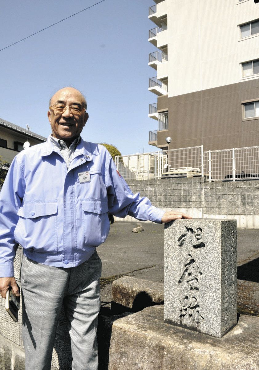 マンション前にある旭座跡の碑の前で昔を振り返る可児さん＝中津川市新町で