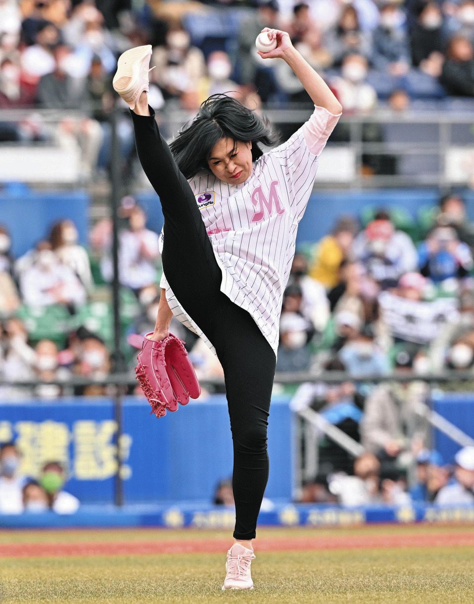 写真】開脚角度がハンパない…始球式の豊田真奈美さん：中日スポーツ・東京中日スポーツ