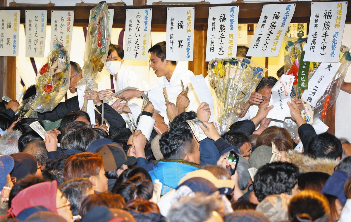 一番札」や「福熊手」に参拝客押し寄せ、紙幣握りもみくちゃに 熱田