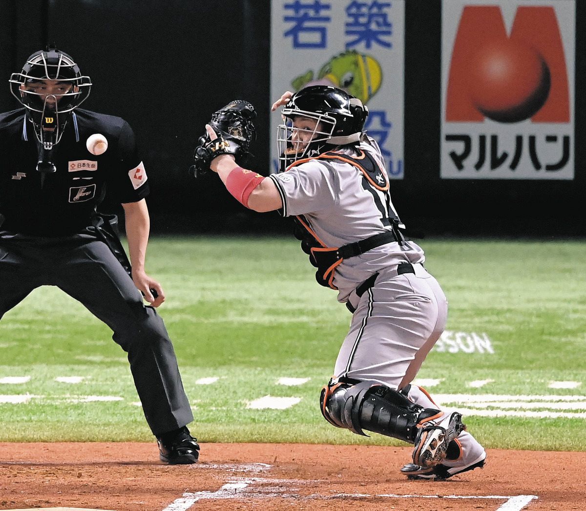 すべりこみ　甲斐拓也選手　ソフトバンクホークス→巨人　靴べら　バット すべりこみ 甲斐拓也選手 ソフトバンクホークス→巨人 靴べら バット