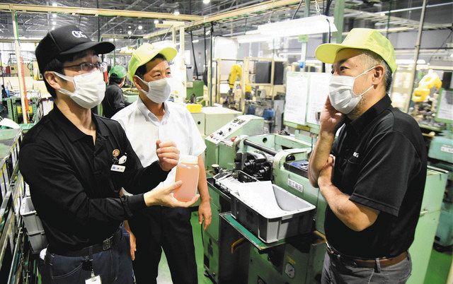 廃食用油の潤滑油への再生について話すオーエスジーの大沢常務執行役員（右）ら＝愛知県新城市で