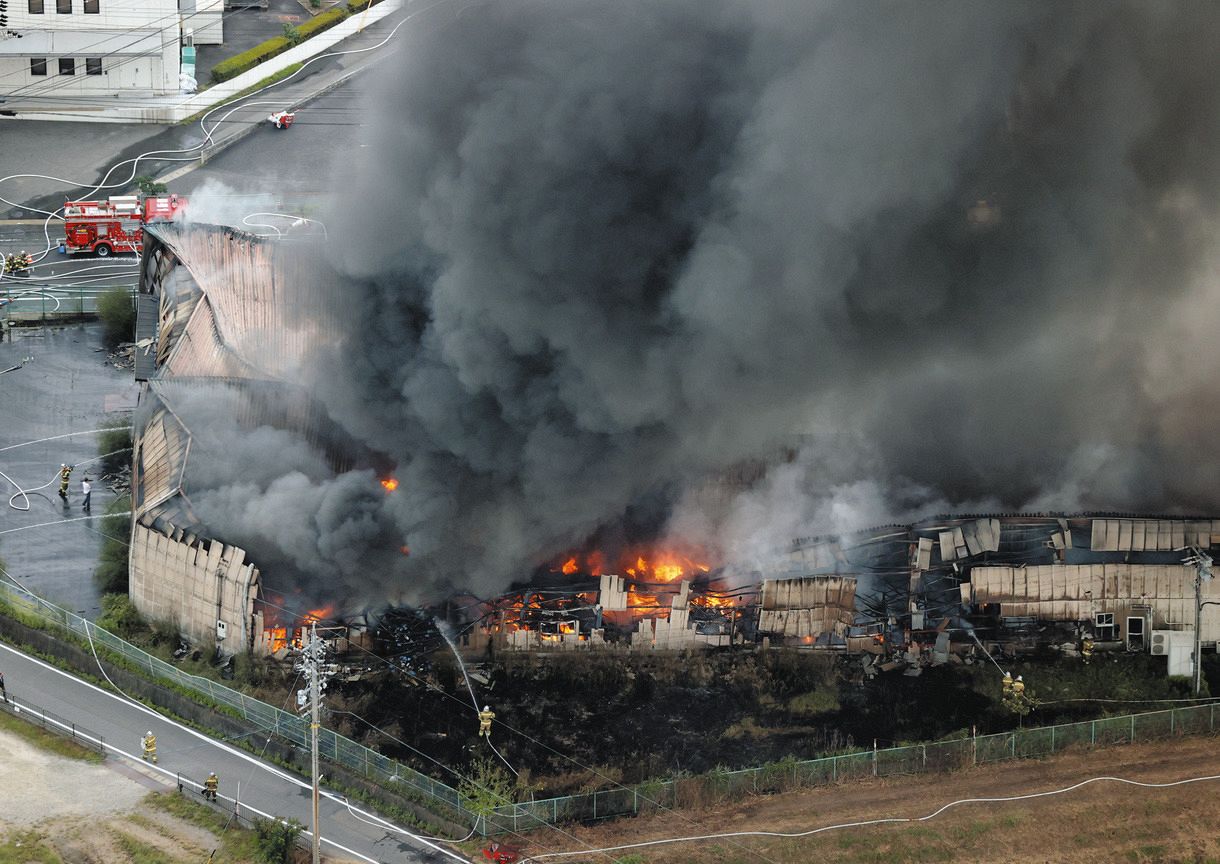 火災が発生し黒煙を上げて燃える建物＝6日午前10時30分、岐阜市日置江で、本社ヘリ「まなづる」から