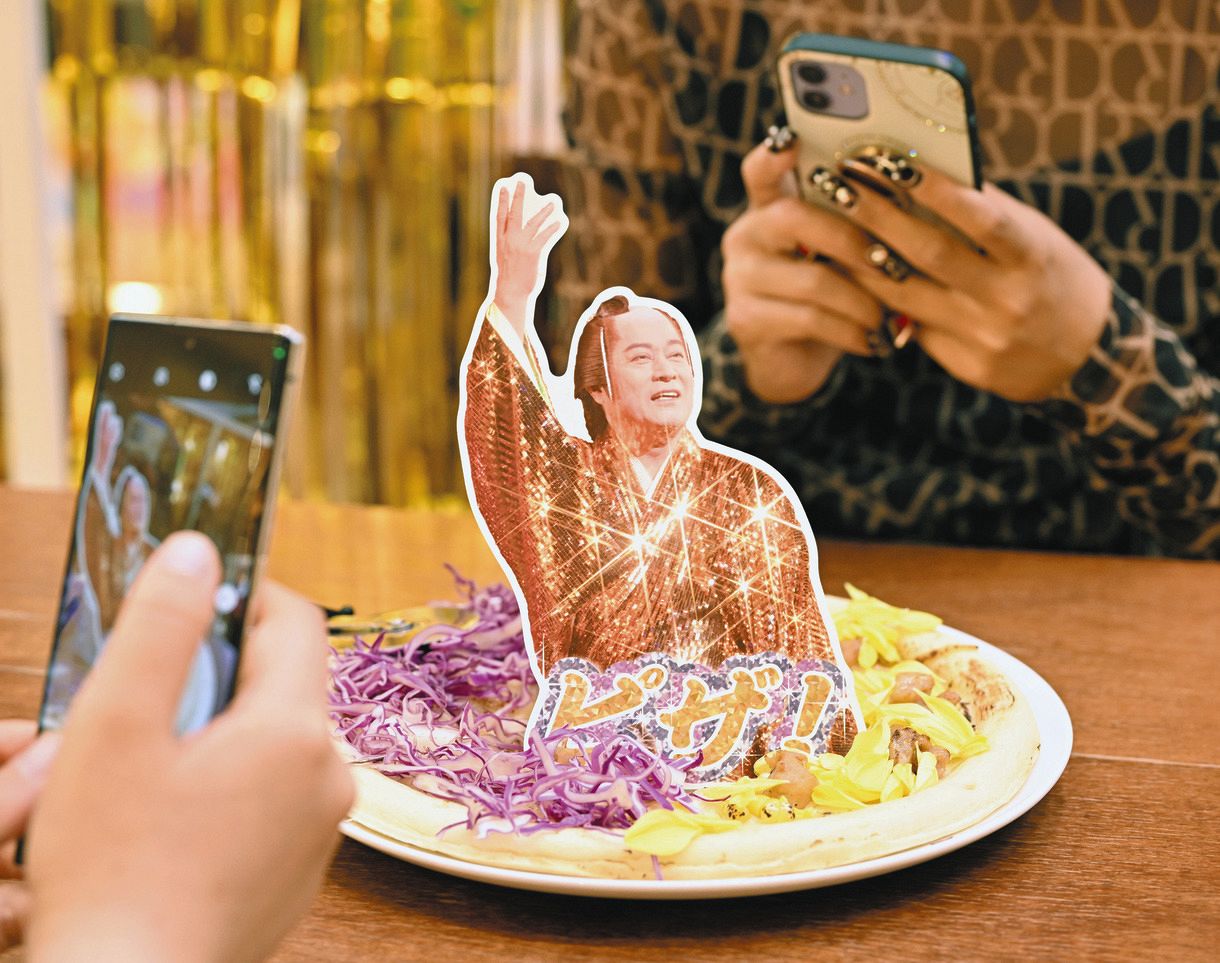 Z世代にマツケンサンバが刺さる「なかなかイケオジ」 期間限定カフェは