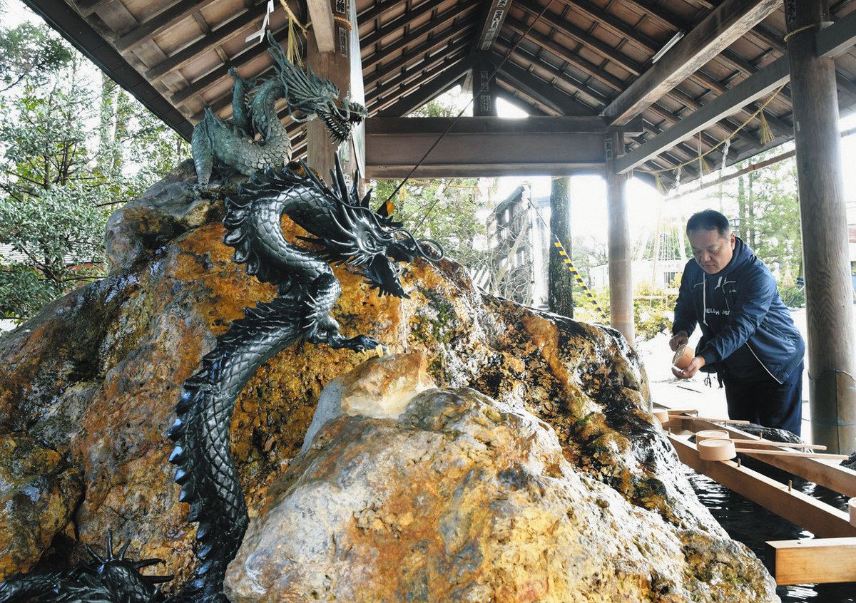 縁起良い双竜 初詣客お迎え 南砺・高瀬神社 手水舎：北陸中日新聞Web